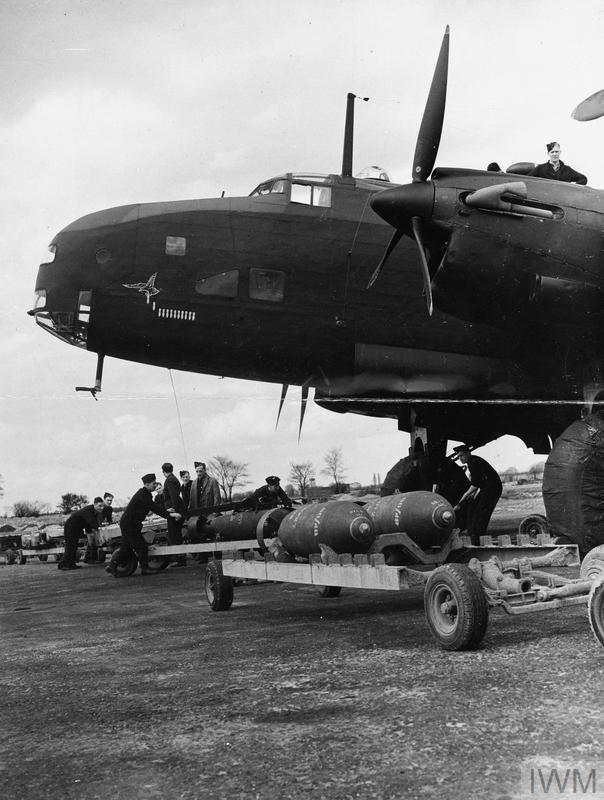 Halifax bombing-up, No. 76 Sqdn., 3 avril 1943 Halifax bombing-up, No. 76 Sqdn., 3 avril 1943